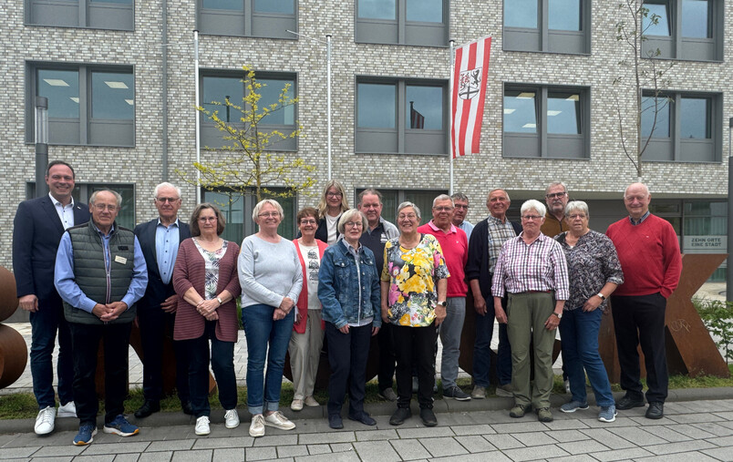 Geschichte hautnah erleben: Der neue Delbrücker Seniorenbeirat startet mit einem historischen Stadtrundgang